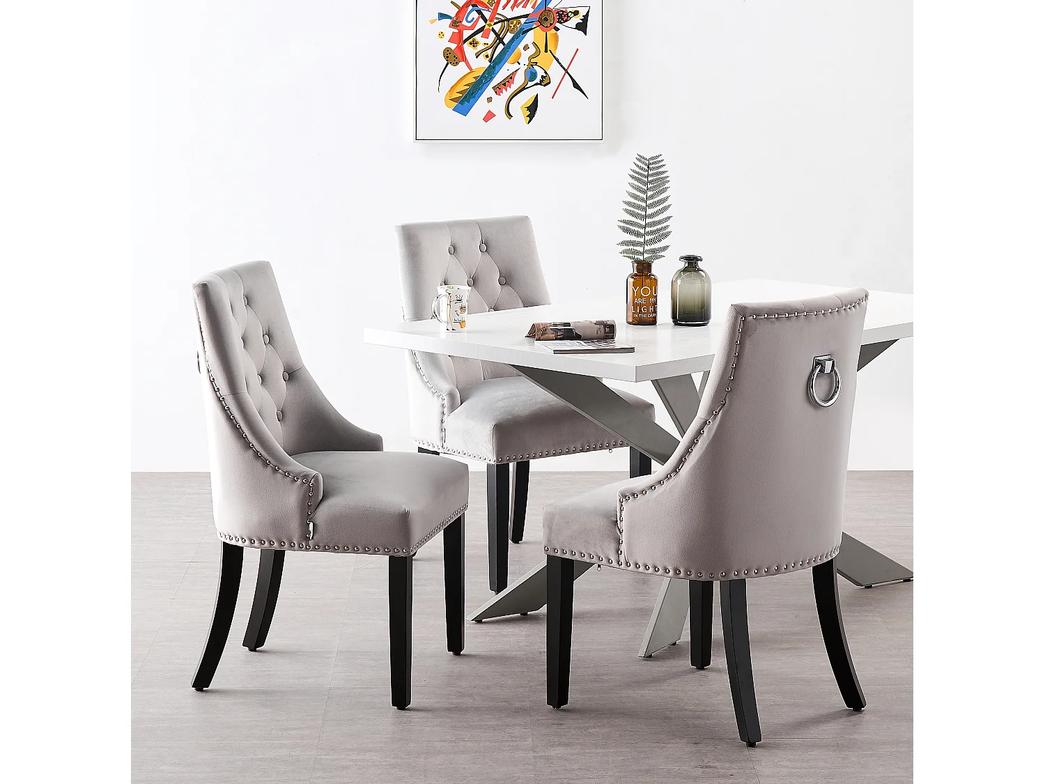 Set aus 4 Windsor-Esszimmerstühlen – Plüsch-Samtpolsterung und stabile Beine aus Massivholz – perfekt für Ihr Esszimmer und Wohnzimmer – Hellgrau