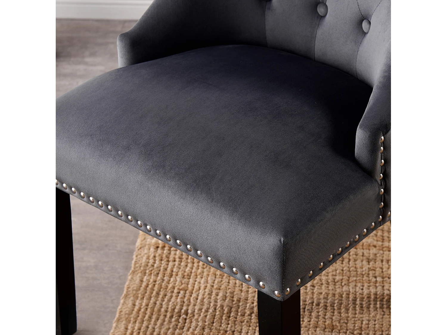 Set aus 4 Windsor-Esszimmerstühlen – Plüsch-Samtpolsterung und stabile Beine aus Massivholz – perfekt für Ihr Esszimmer und Wohnzimmer – Dunkelgrau