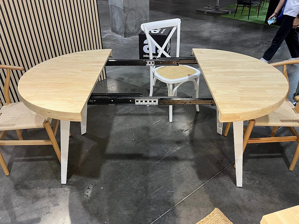 MATIKA - Table extensible en bois de chêne et acier blanc