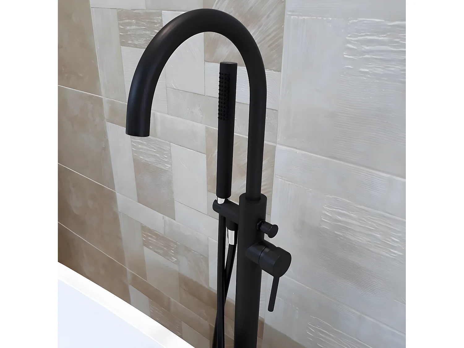 Robinet mitigeur baindouche sur pied DEBRIO noir mat