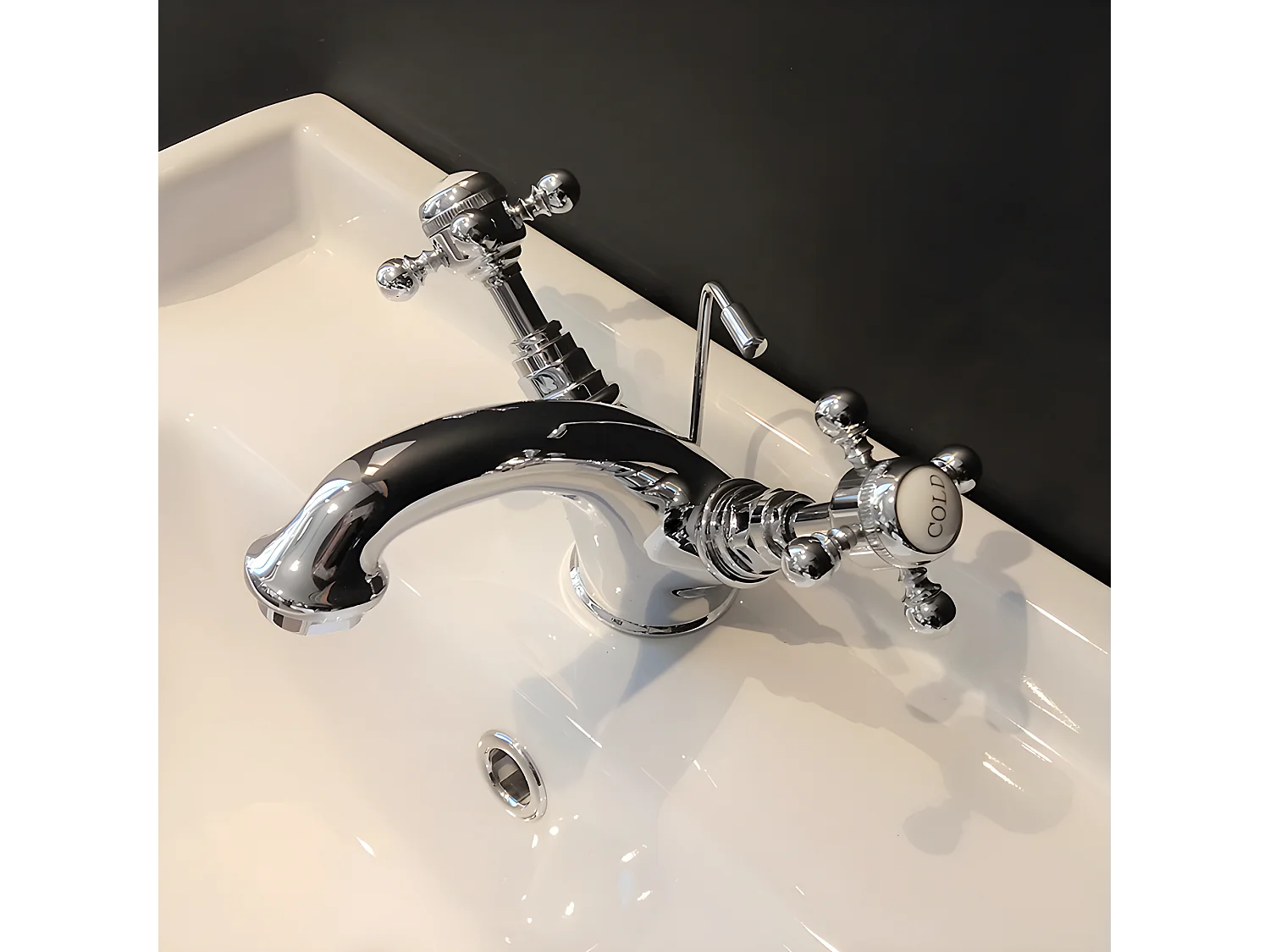 Retro-Zweigriff-Waschbeckenarmatur CANTERBURY mit integriertem Ventil