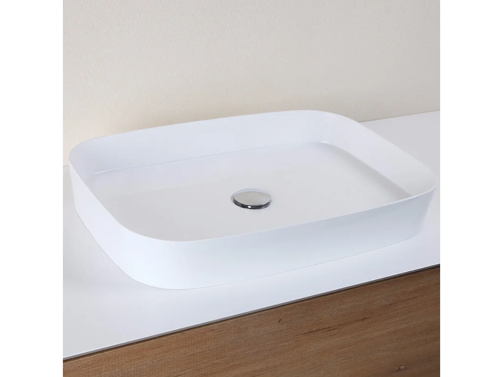 Lavabo blanco brillante sobre encimera SIENA de mármol cultivado