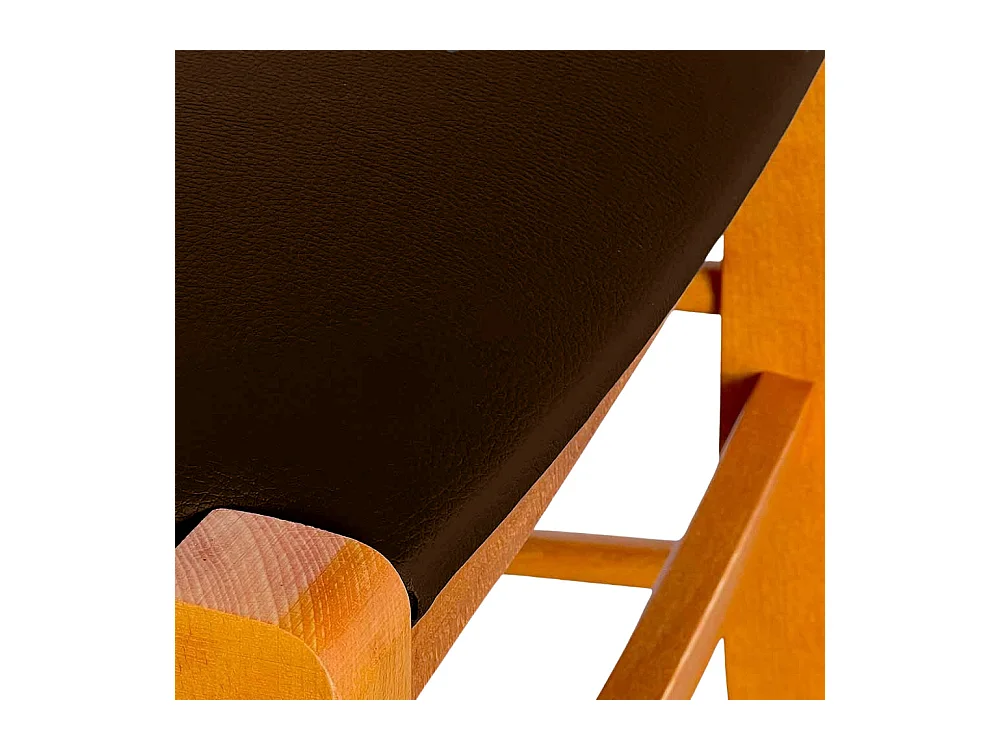 Silla Venezia en madera de cerezo con respaldo cruzado y asiento de piel sintética marrón.