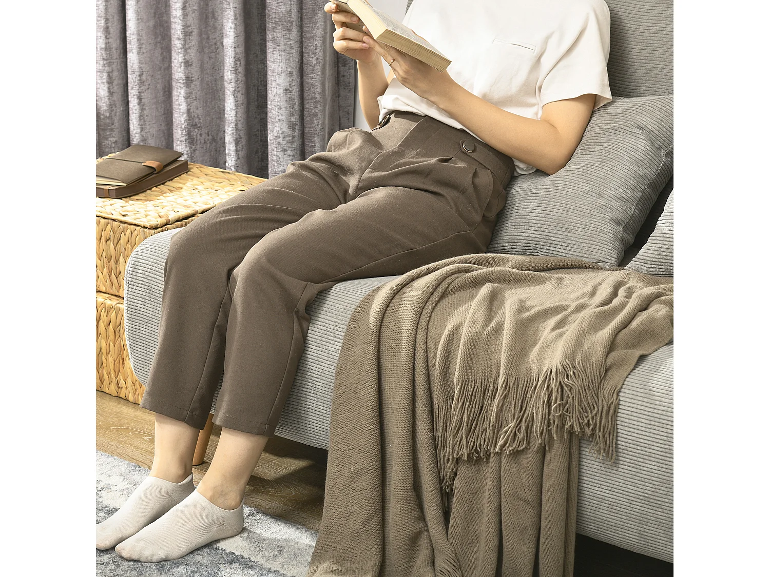 Divano letto con funzione letto, schienale regolabile, cuscini, rivestimento effetto velluto, 141 x 90 x 81 cm, Grigio, con gambe in legno