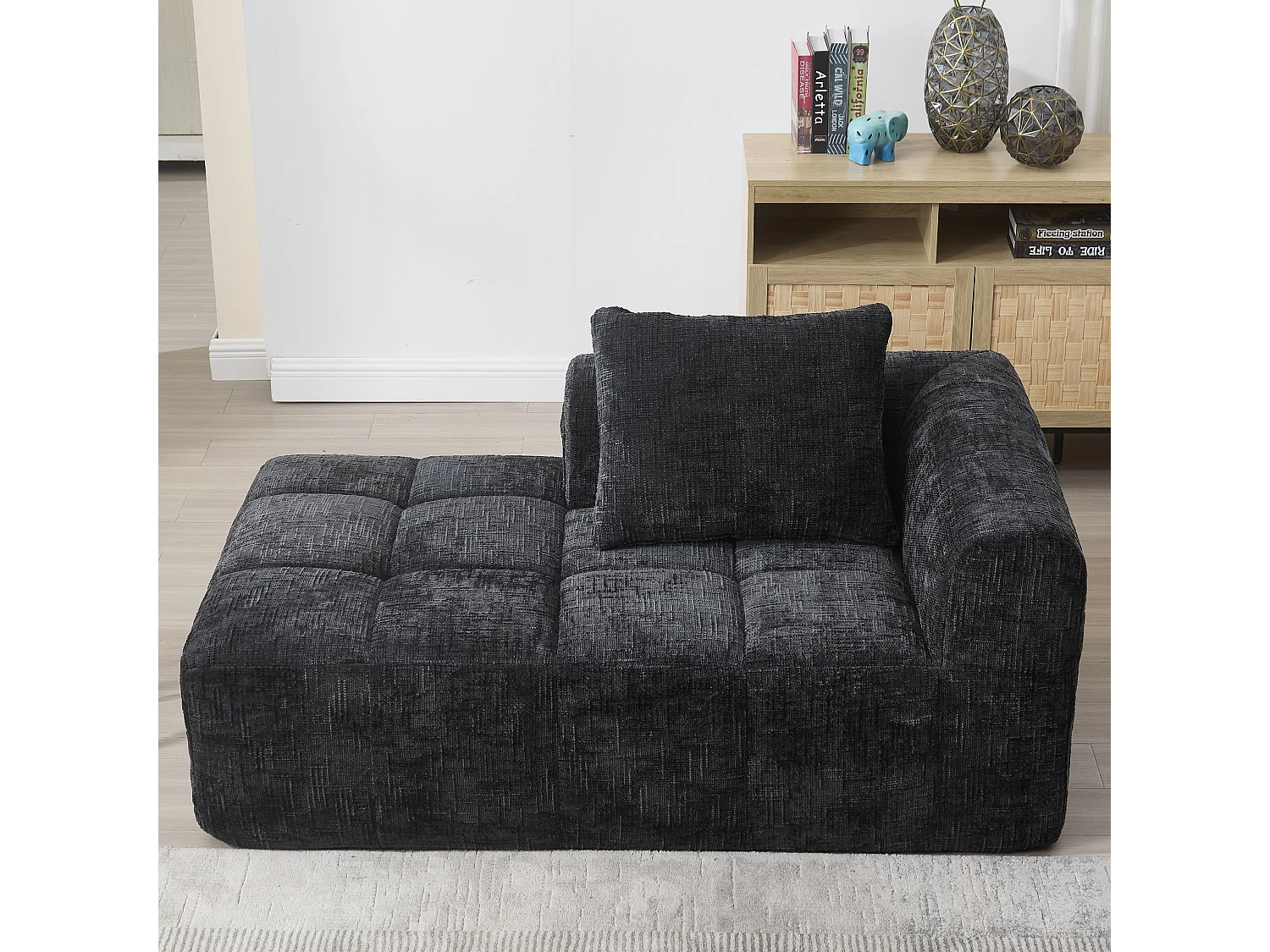 Divano chaise longue nero a 2 posti, non necessita di montaggio, cuscino incluso, tasche laterali per telecomando e telefono, design moderno e confortevole