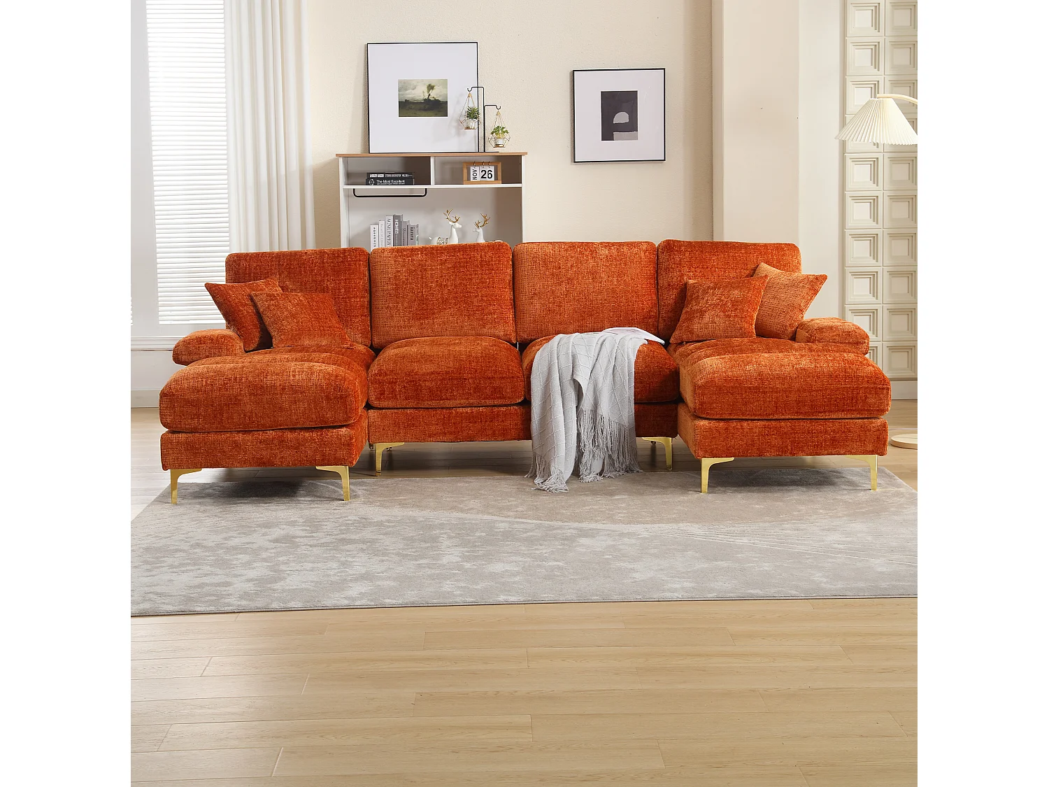 Divano a U in ciniglia arancione con gambe in metallo dorato, due posizioni di riposo, design moderno per soggiorno, camera da letto e ufficio