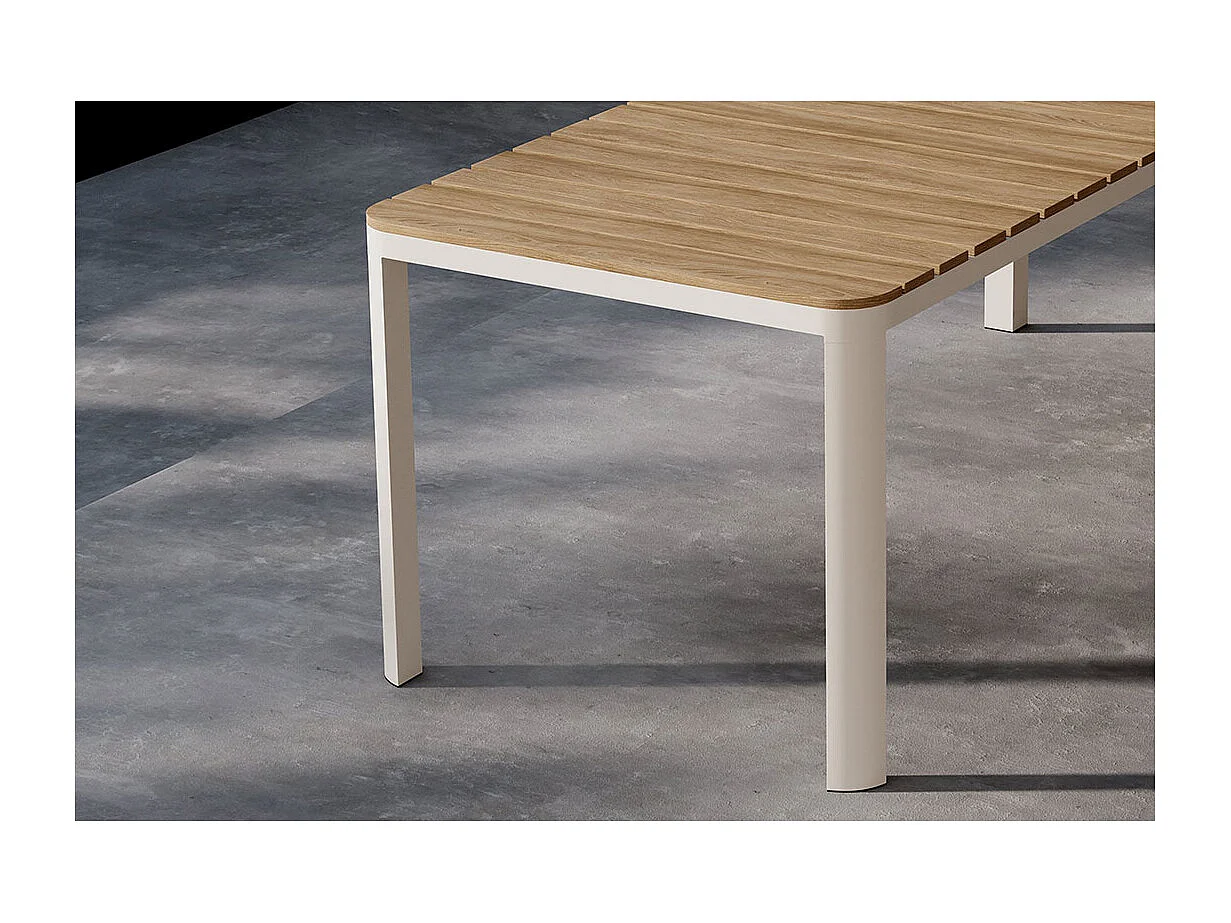 Etna table de jardin beige.