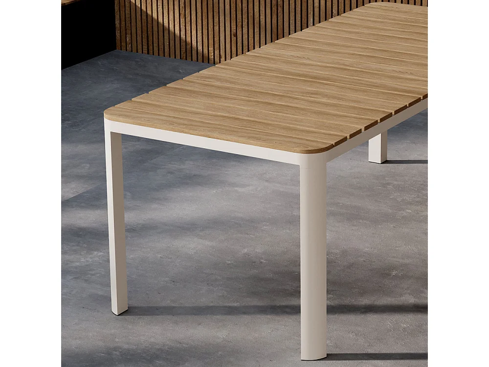 Etna table de jardin beige.