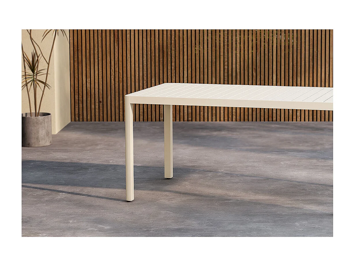 Giardini table de jardin beige.