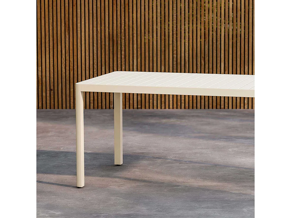 Giardini table de jardin beige.