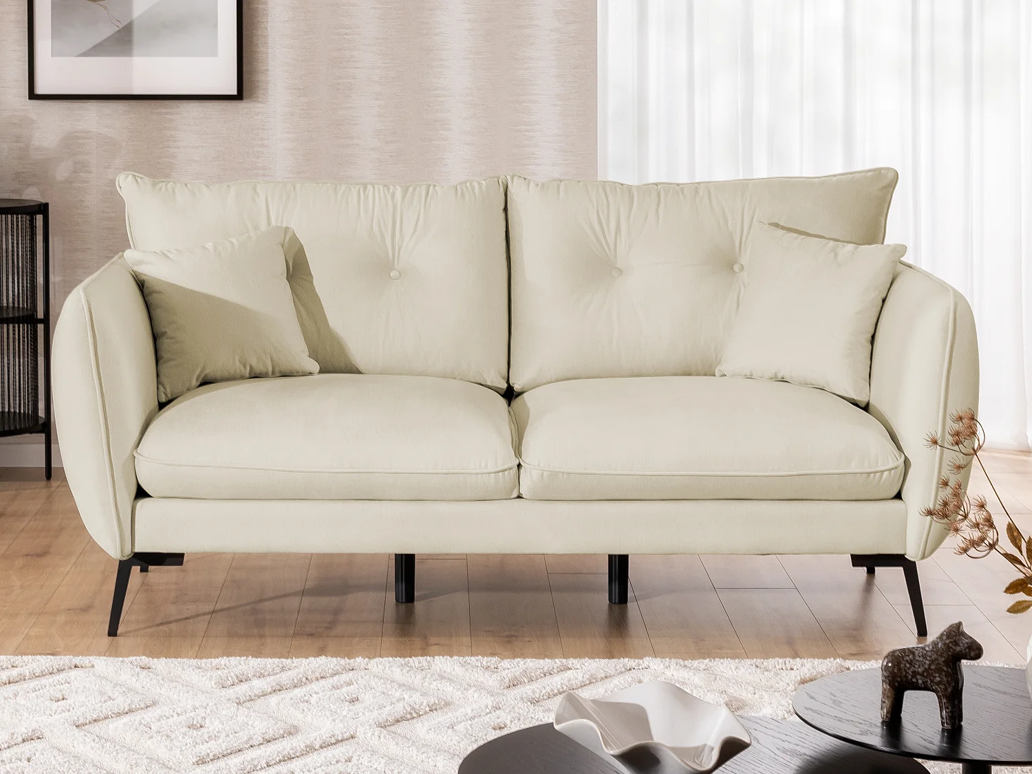 Nordloft - Modernes Sofa 3-Sitzer aus Beige Samt-Stoff mit Hohen Schwarzen Metallfüßen und schöner Sitzkomfort