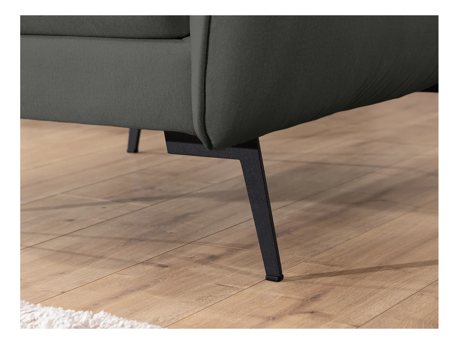 Canapé droit 3 places en tissu avec de hauts pieds en métal noir Nordloft