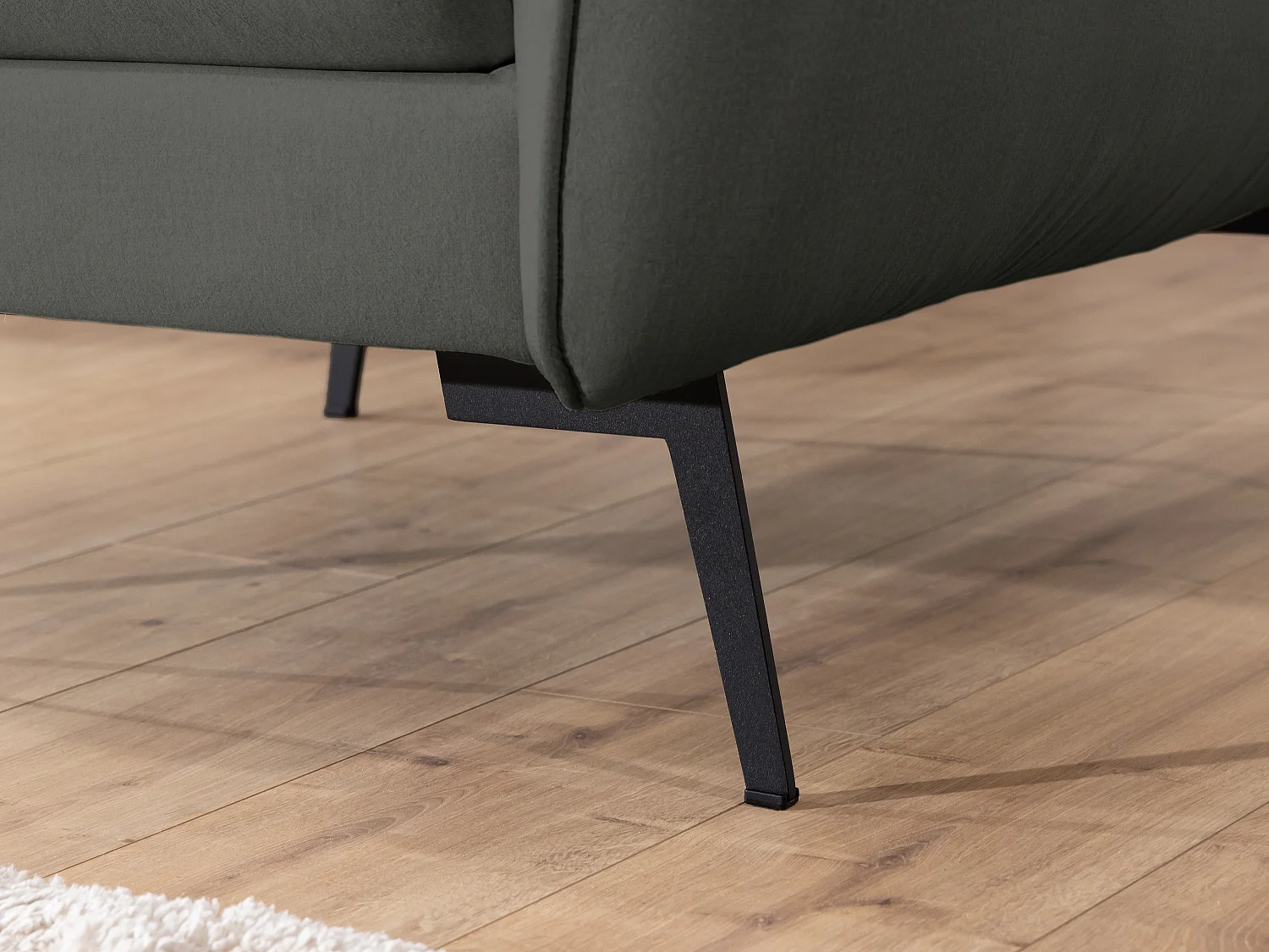 Nordloft - Modernes Sofa 3-Sitzer aus Dunkelgrau Samt-Stoff mit Hohen Schwarzen Metallfüßen und schöner Sitzkomfort