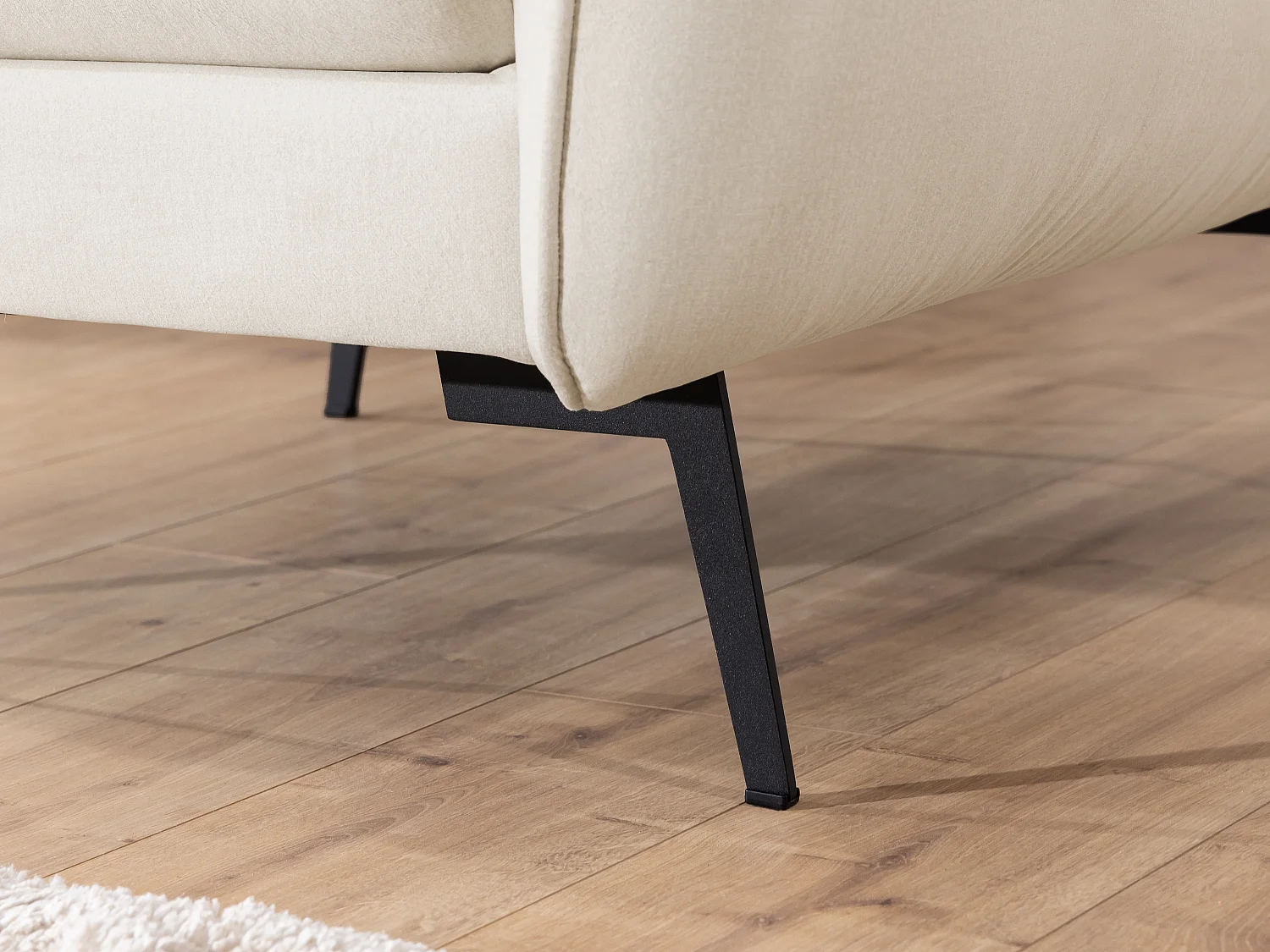 Canapé droit 2 places en tissu avec de hauts pieds en métal noir Nordloft