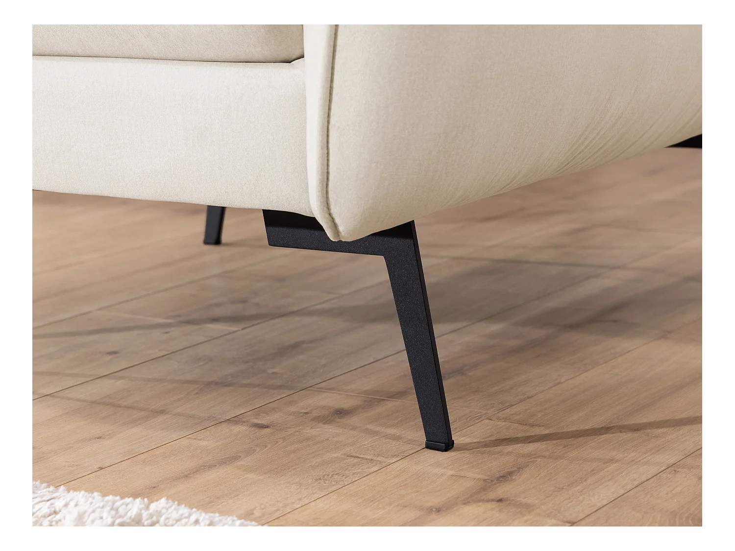 Fauteuil en tissu avec de hauts pieds en métal noir Nordloft