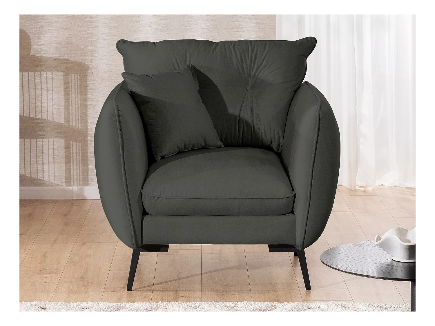Fauteuil en tissu avec de hauts pieds en métal noir Nordloft
