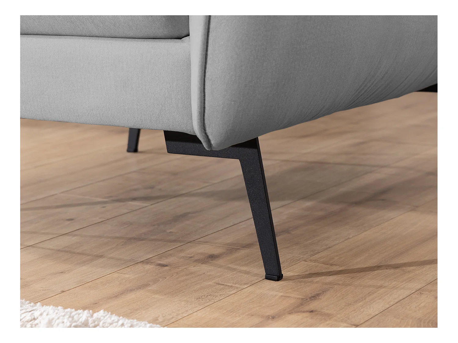 Nordloft - Modernes Sessel aus Hellgrau Samt-Stoff mit Hohen Schwarzen Metallfüßen und schöner Sitzkomfort