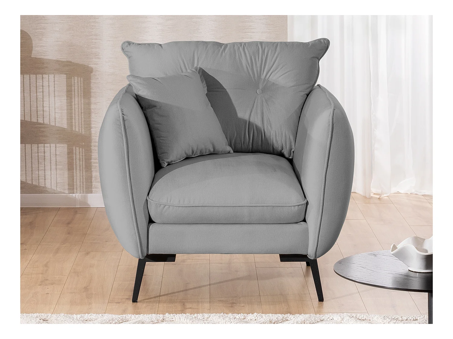 Fauteuil en tissu avec de hauts pieds en métal noir Nordloft