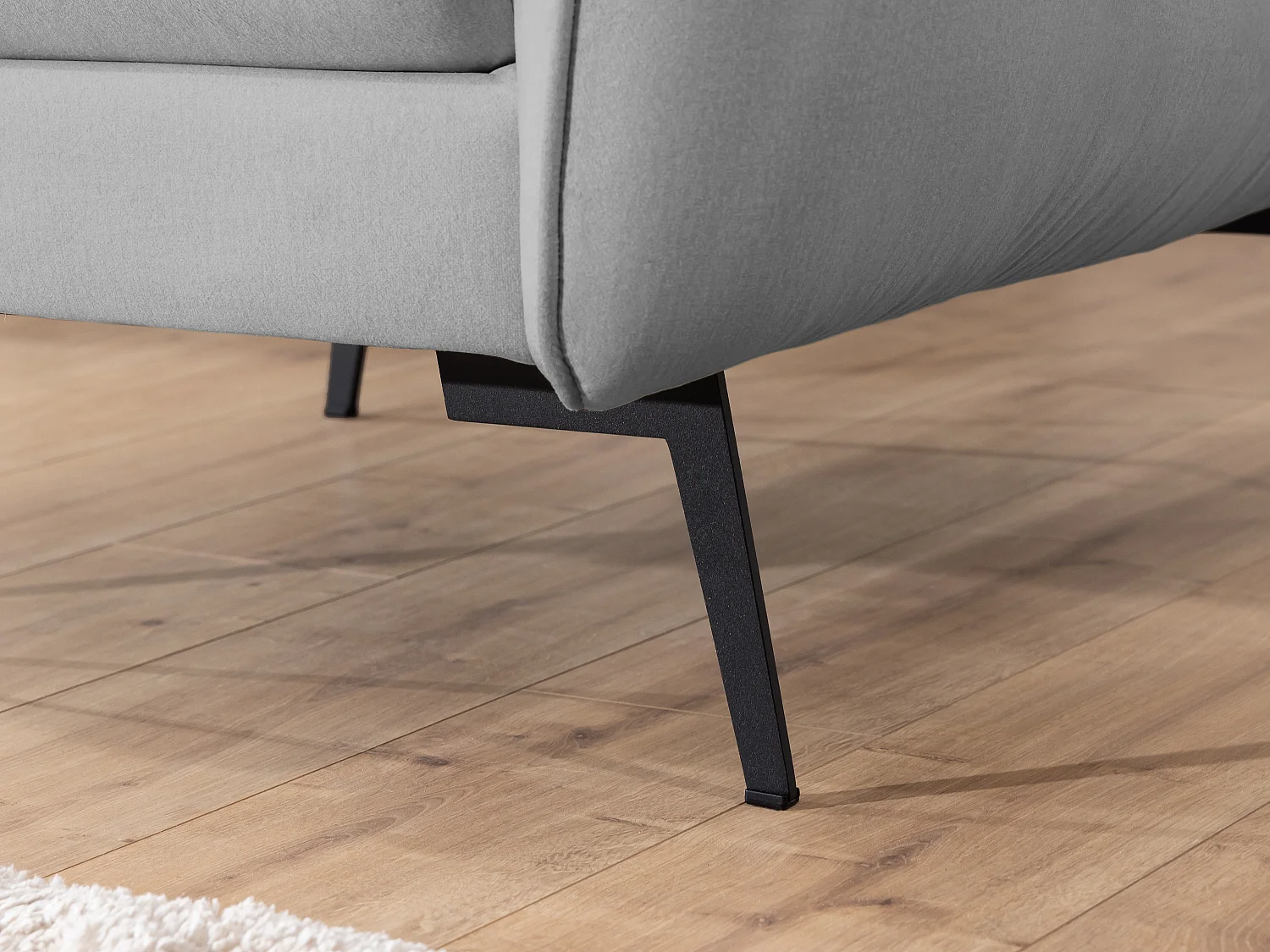 Fauteuil en tissu avec de hauts pieds en métal noir Nordloft