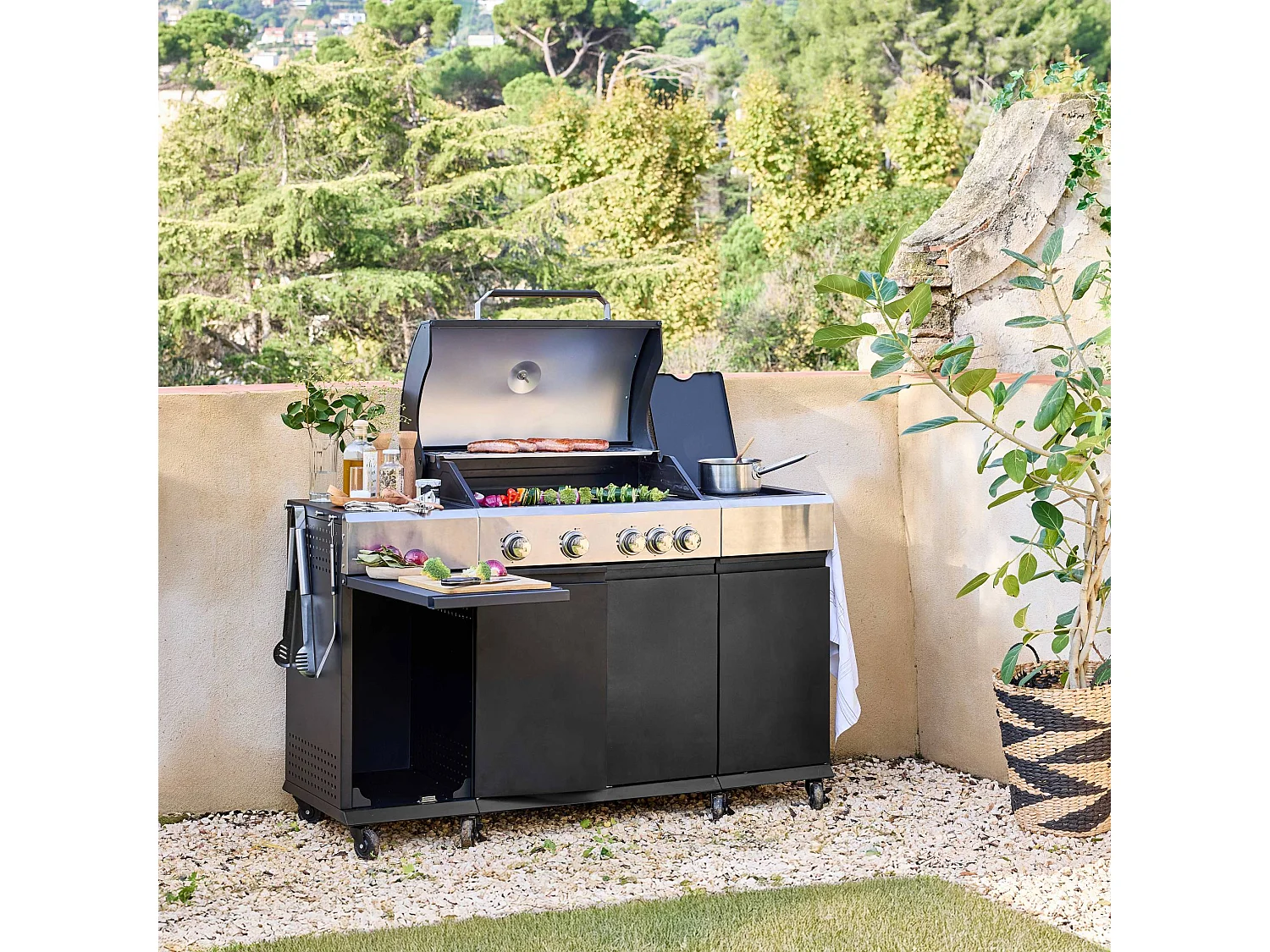 Barbecue gaz 4 brûleurs + 1 feu latéral MAXIM noir. Acier. thermomètre intégré. récupérateur de graisse. grille de chauffe. L 145.5 x P 61.5 x H 143.5cm