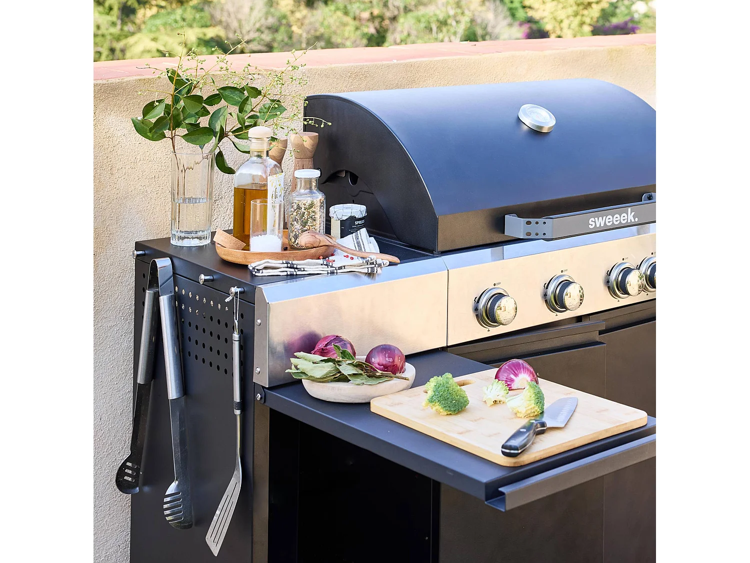 Barbecue gaz 4 brûleurs + 1 feu latéral MAXIM noir. Acier. thermomètre intégré. récupérateur de graisse. grille de chauffe. L 145.5 x P 61.5 x H 143.5cm