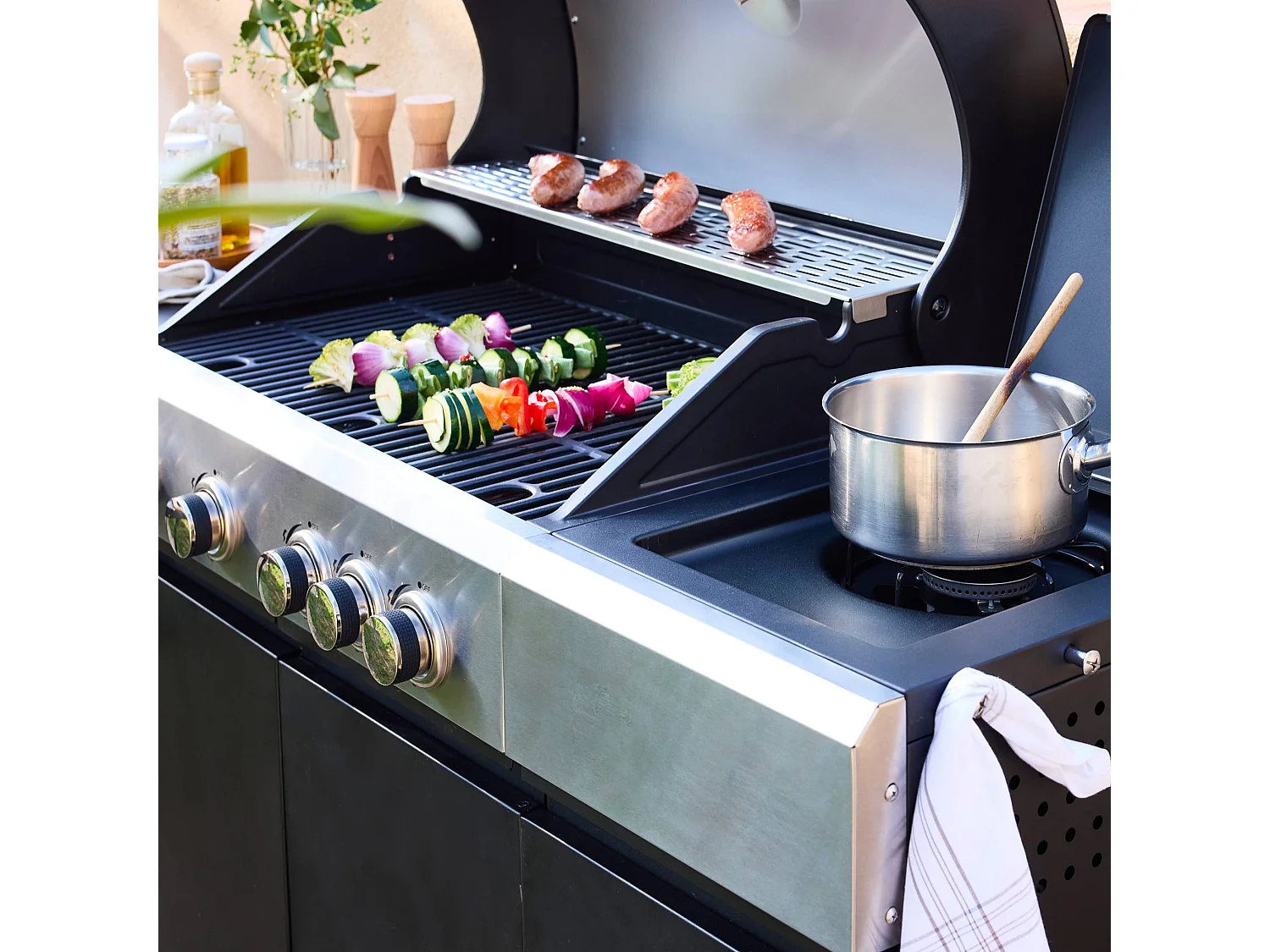 Barbecue gaz 4 brûleurs + 1 feu latéral MAXIM noir. Acier. thermomètre intégré. récupérateur de graisse. grille de chauffe. L 145.5 x P 61.5 x H 143.5cm