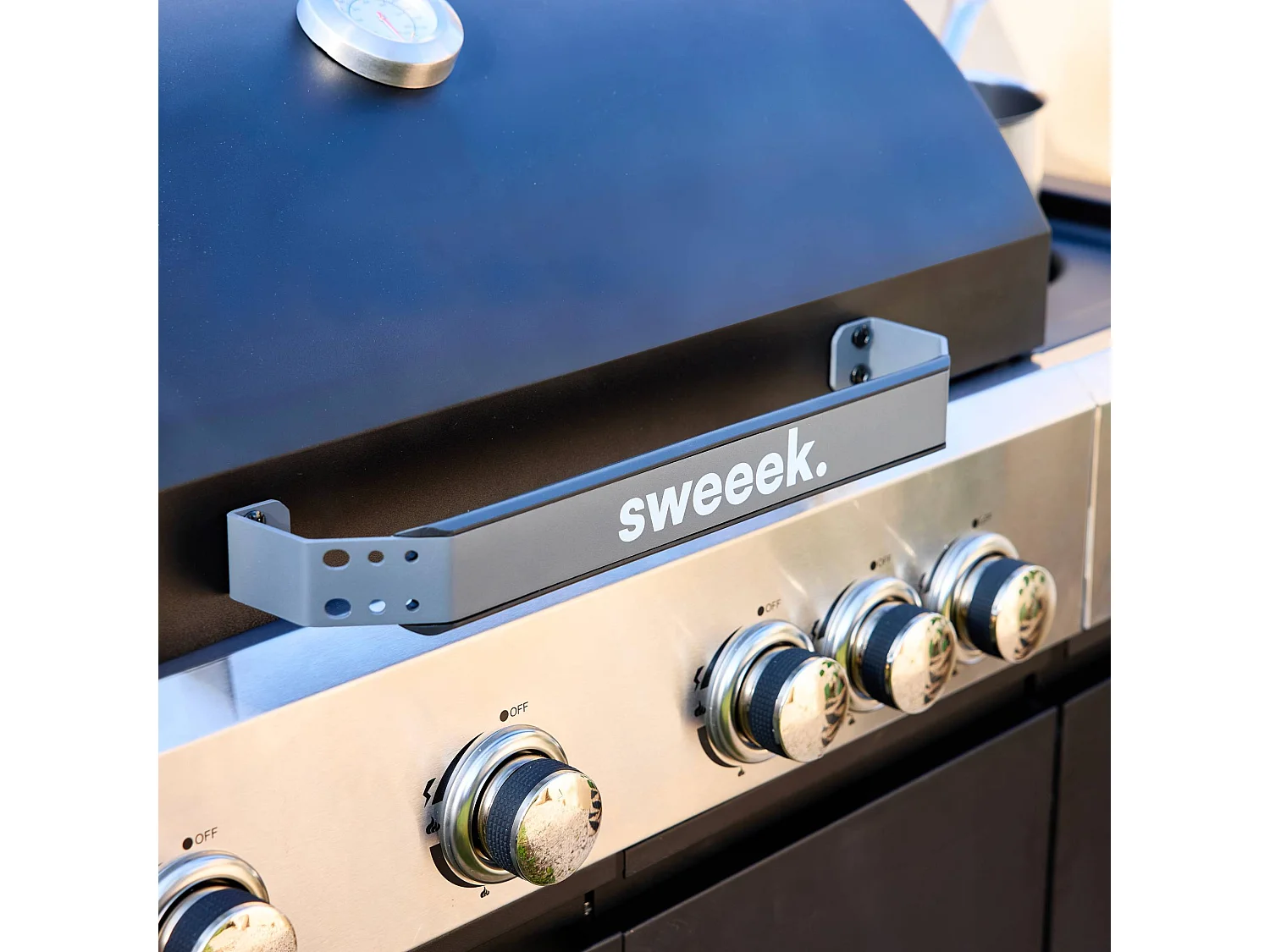 Barbecue gaz 4 brûleurs + 1 feu latéral MAXIM noir. Acier. thermomètre intégré. récupérateur de graisse. grille de chauffe. L 145.5 x P 61.5 x H 143.5cm