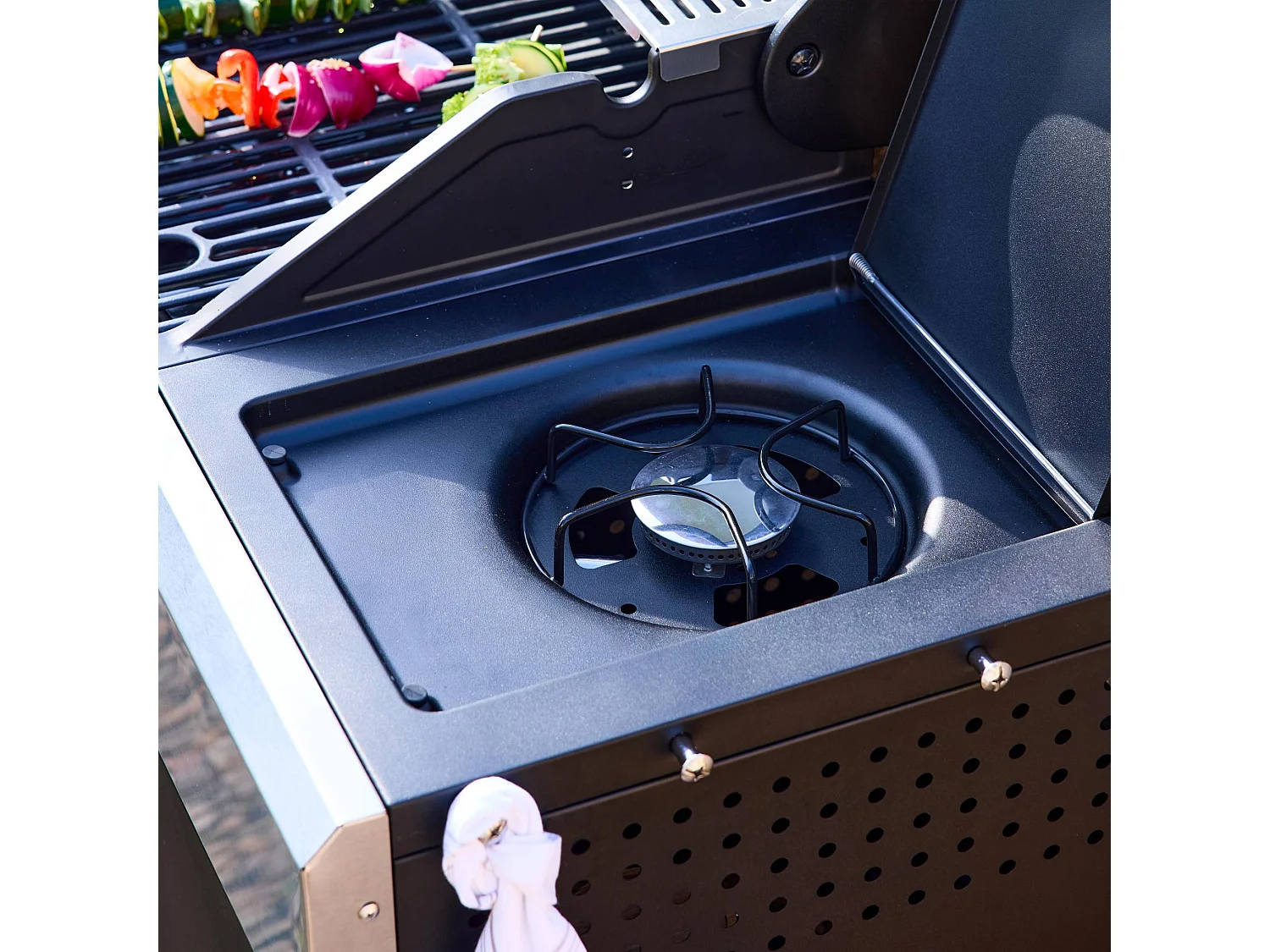 Barbecue gaz 4 brûleurs + 1 feu latéral MAXIM noir. Acier. thermomètre intégré. récupérateur de graisse. grille de chauffe. L 145.5 x P 61.5 x H 143.5cm