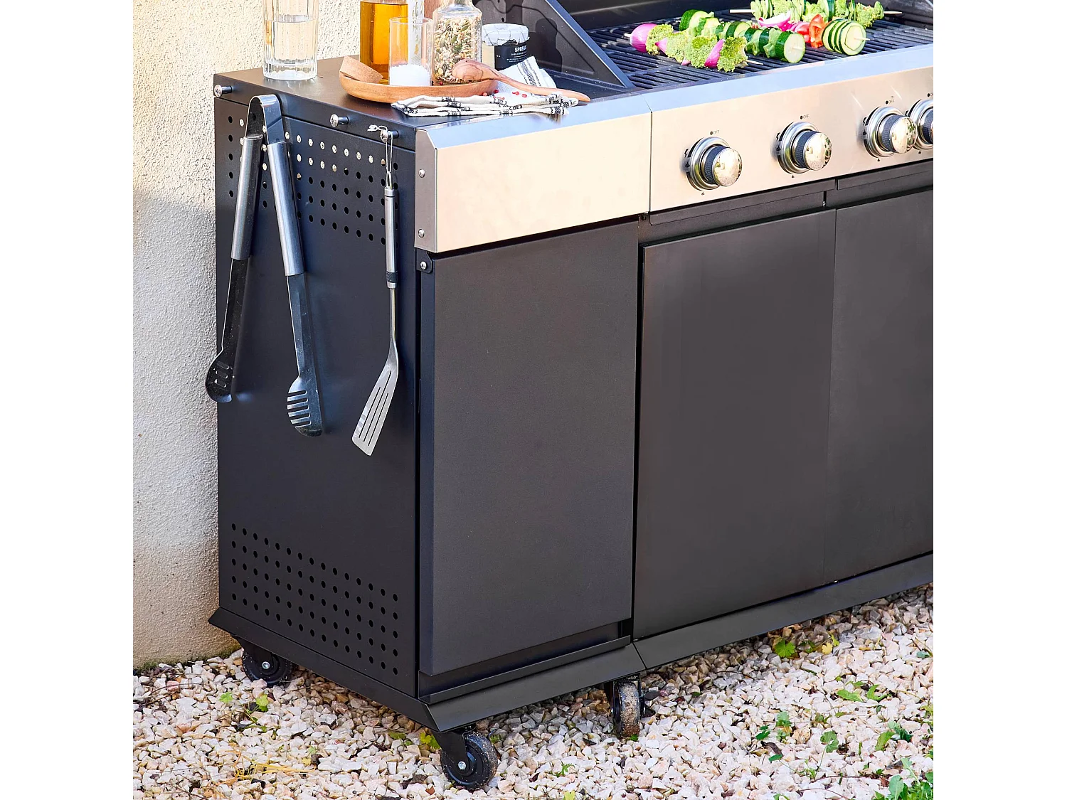 Barbecue gaz 4 brûleurs + 1 feu latéral MAXIM noir. Acier. thermomètre intégré. récupérateur de graisse. grille de chauffe. L 145.5 x P 61.5 x H 143.5cm