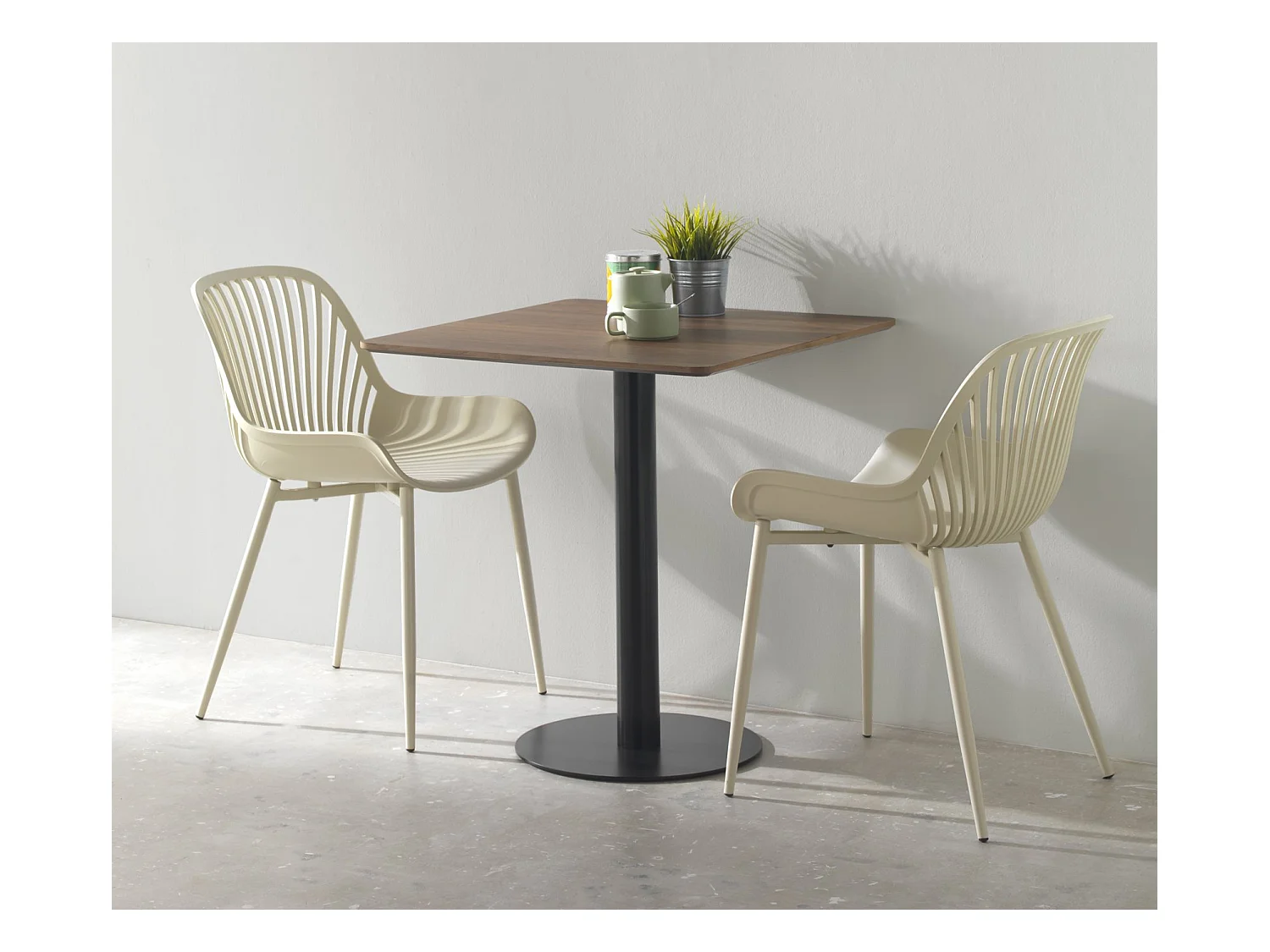 Tisch aus Melamin, Nussbaum, 70 x 70, schwarzer Metallfuß in der Mitte