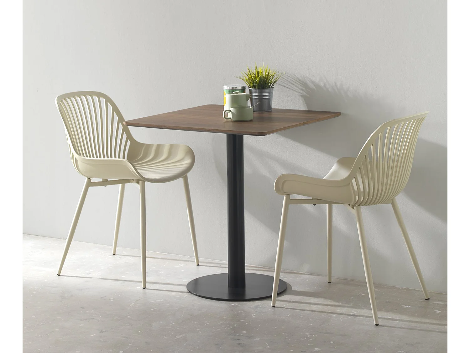 Table en mélamine noyer 70x70, pied central en métal noir