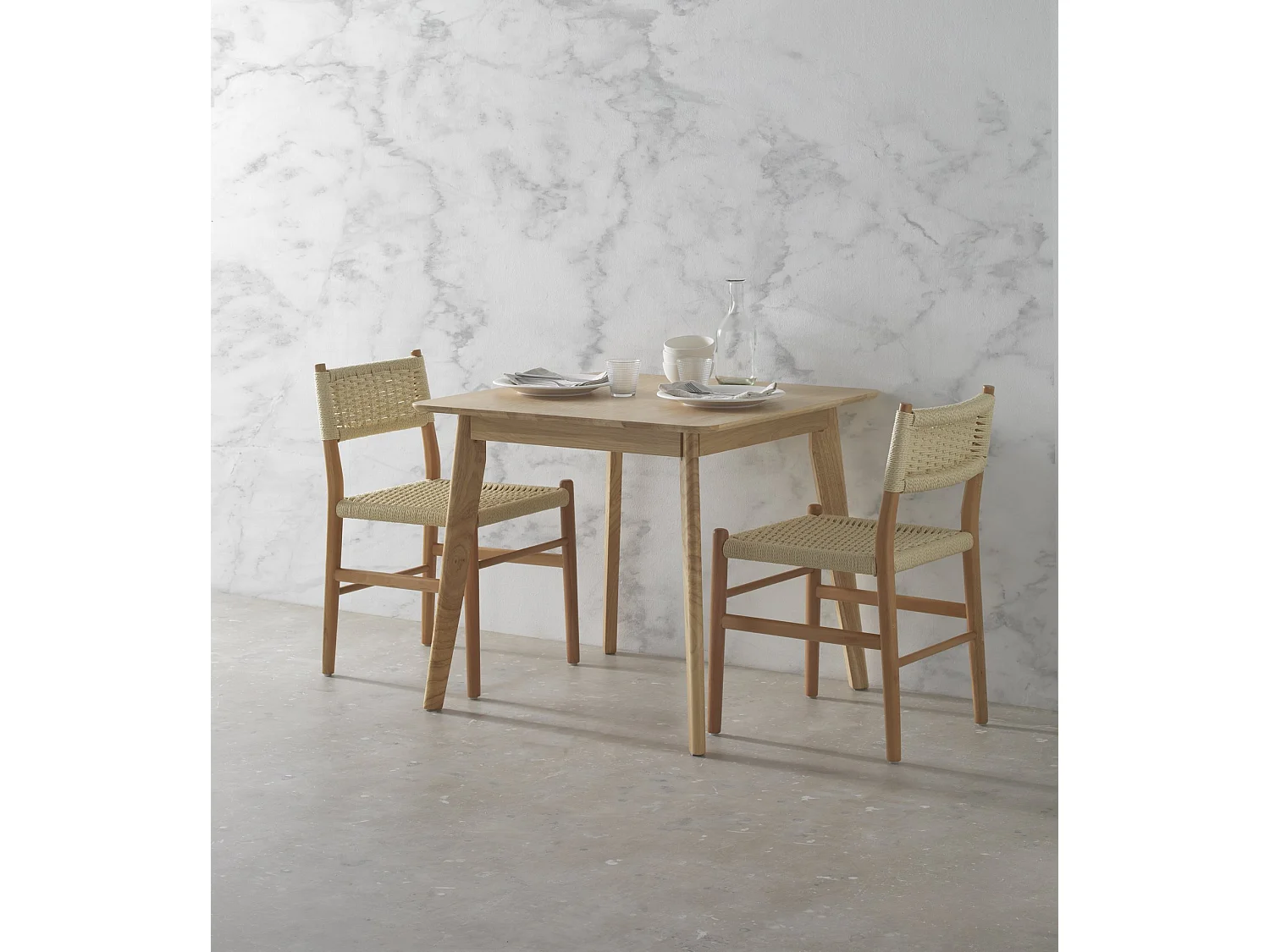 Table carrée 80x80 pieds en hévéa et plateau plaqué en chêne