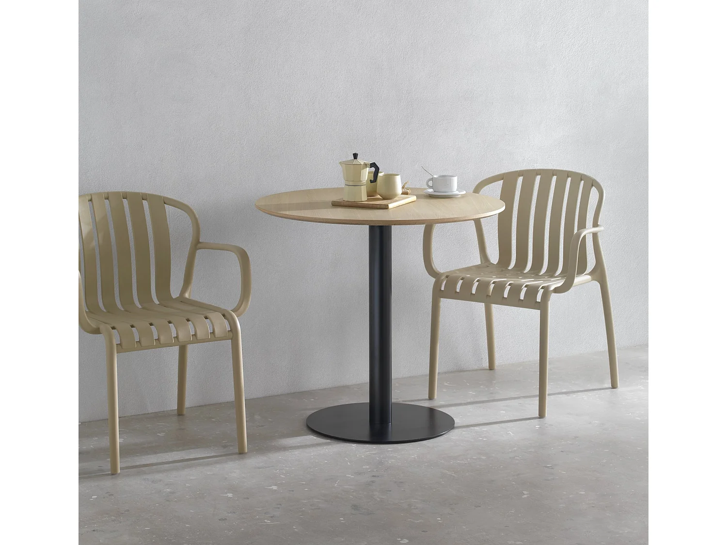 Tisch aus Melamin, Esche, Durchmesser 100, Metallfuß in Schwarz