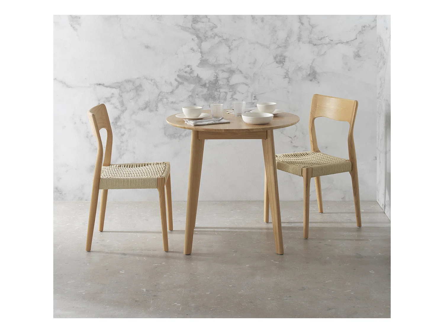 Tisch 80 Durchmesser mit Hevea-Beinen und mit furnierter Eichenplatte