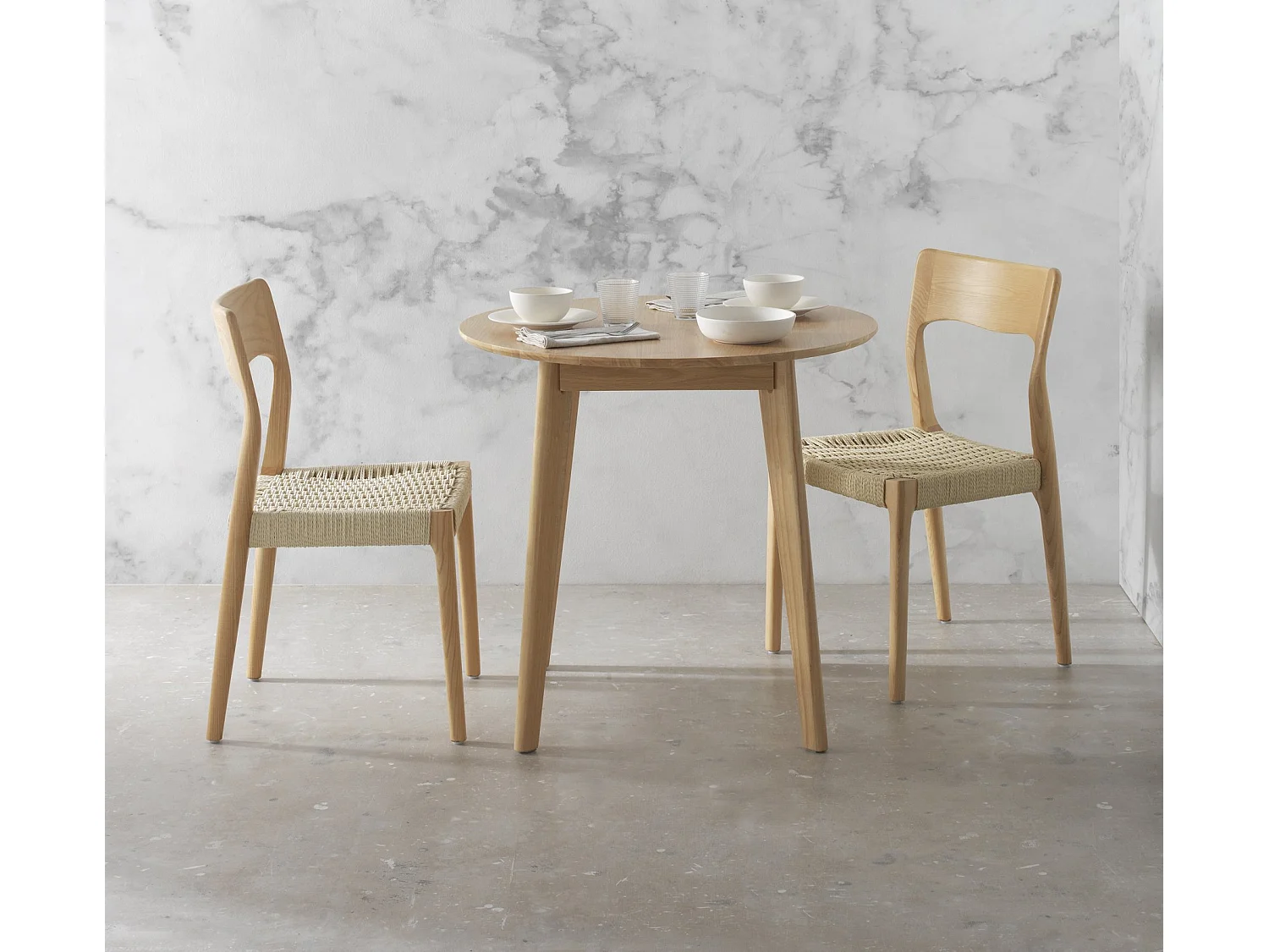 Mesa 80 diametro patas madera de hevea con sobre chapado en roble