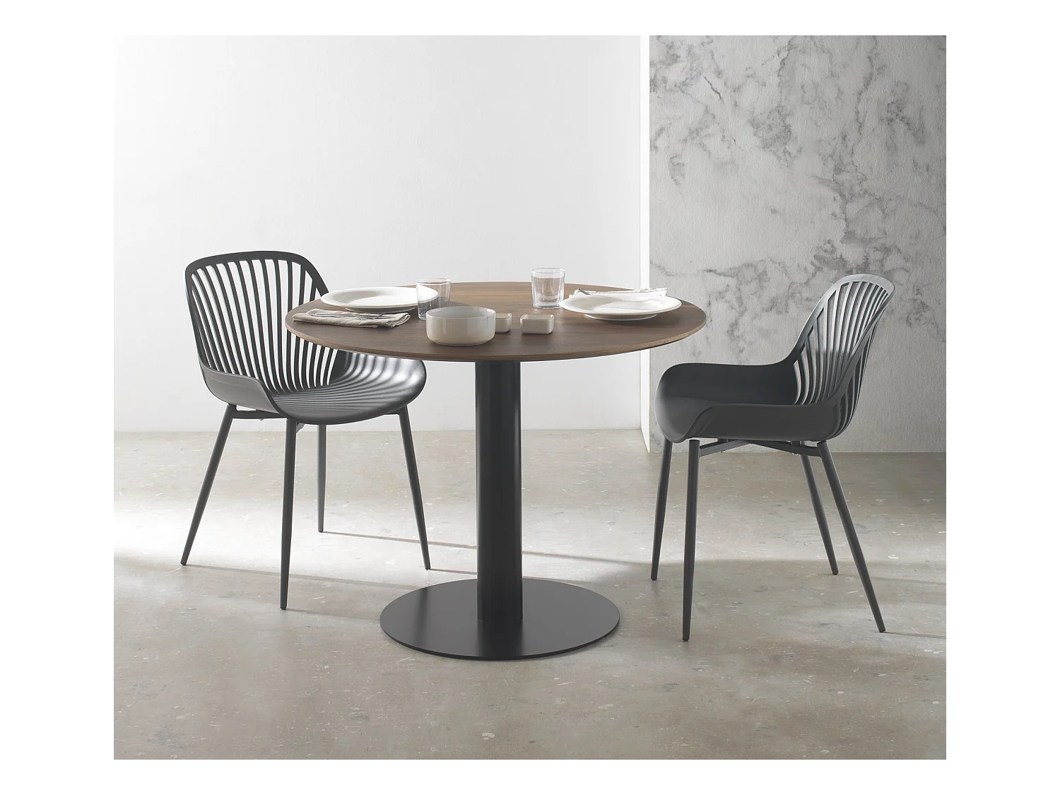 Table en mélamine noyer 80 de diamètre, pied central en métal noir