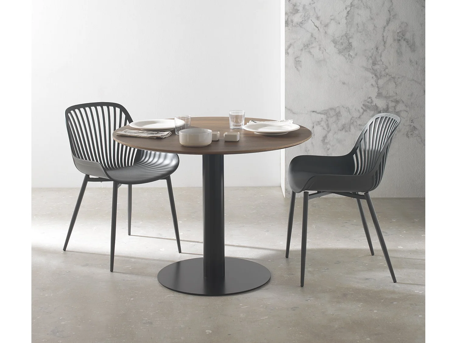 Table en mélamine noyer 80 de diamètre, pied central en métal noir