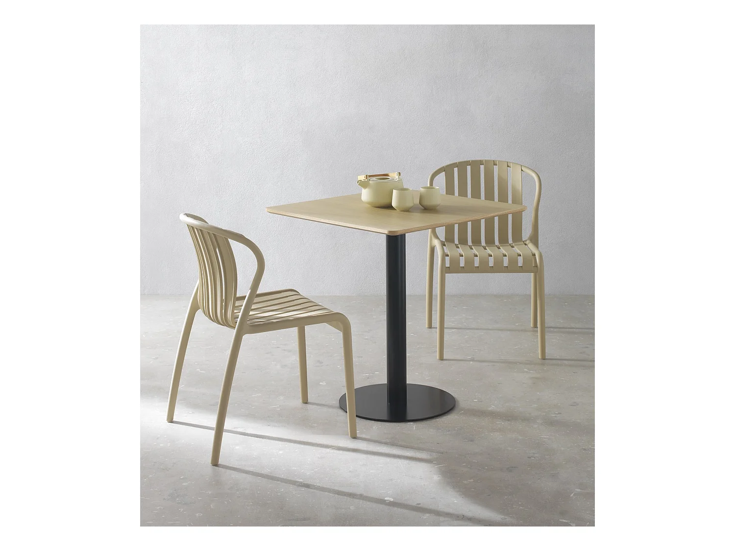 Table en mélamine frêne 70x70, pied central en métal noir