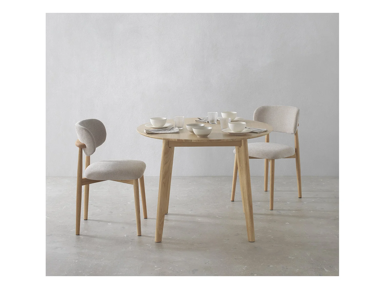 Table 100 diamètre pieds en hévéa et plateau plaqué chêne