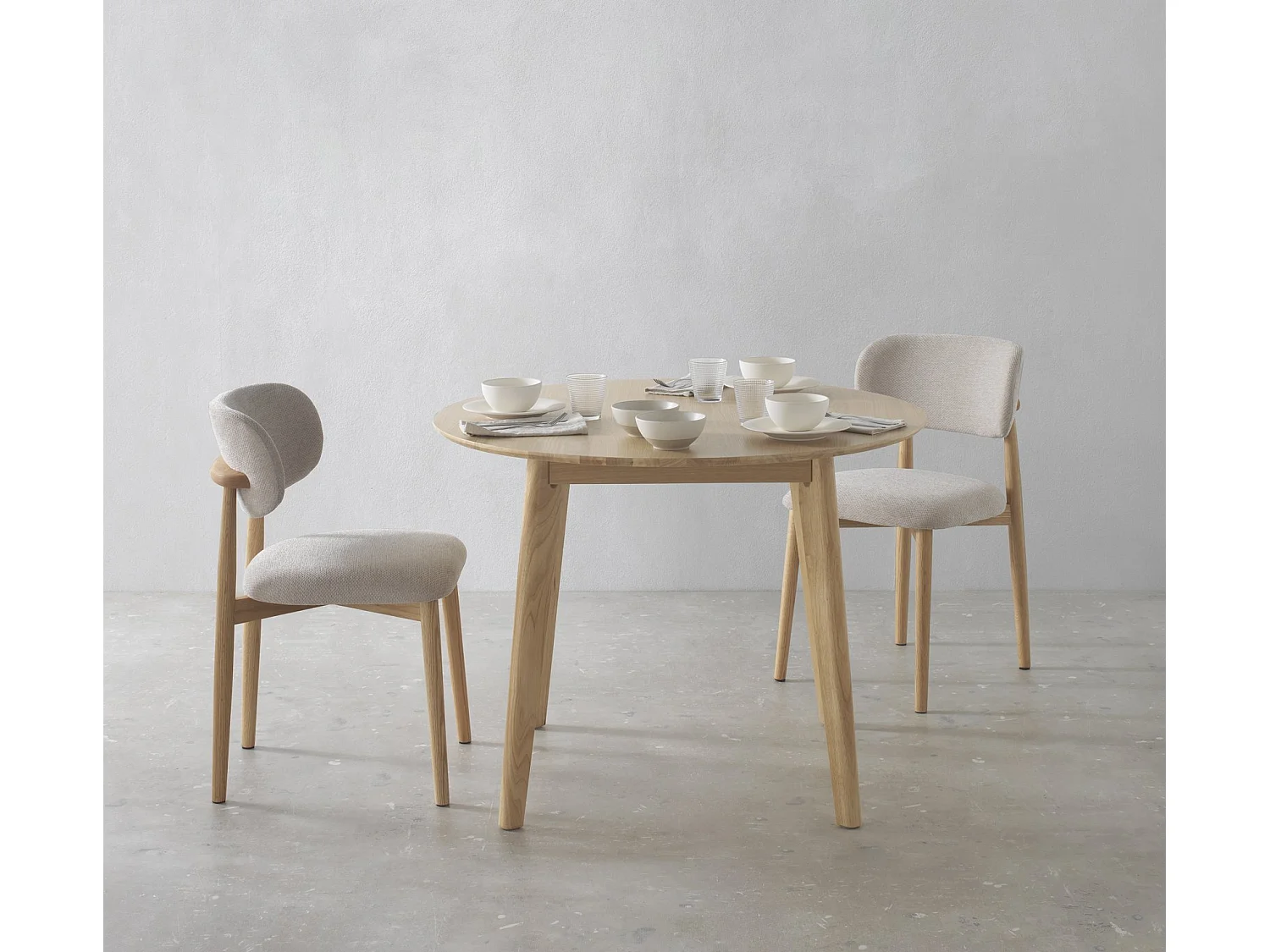 Mesa redonda 100 diâmetro com pés em madeira de hevea e tampo folheado a carvalho