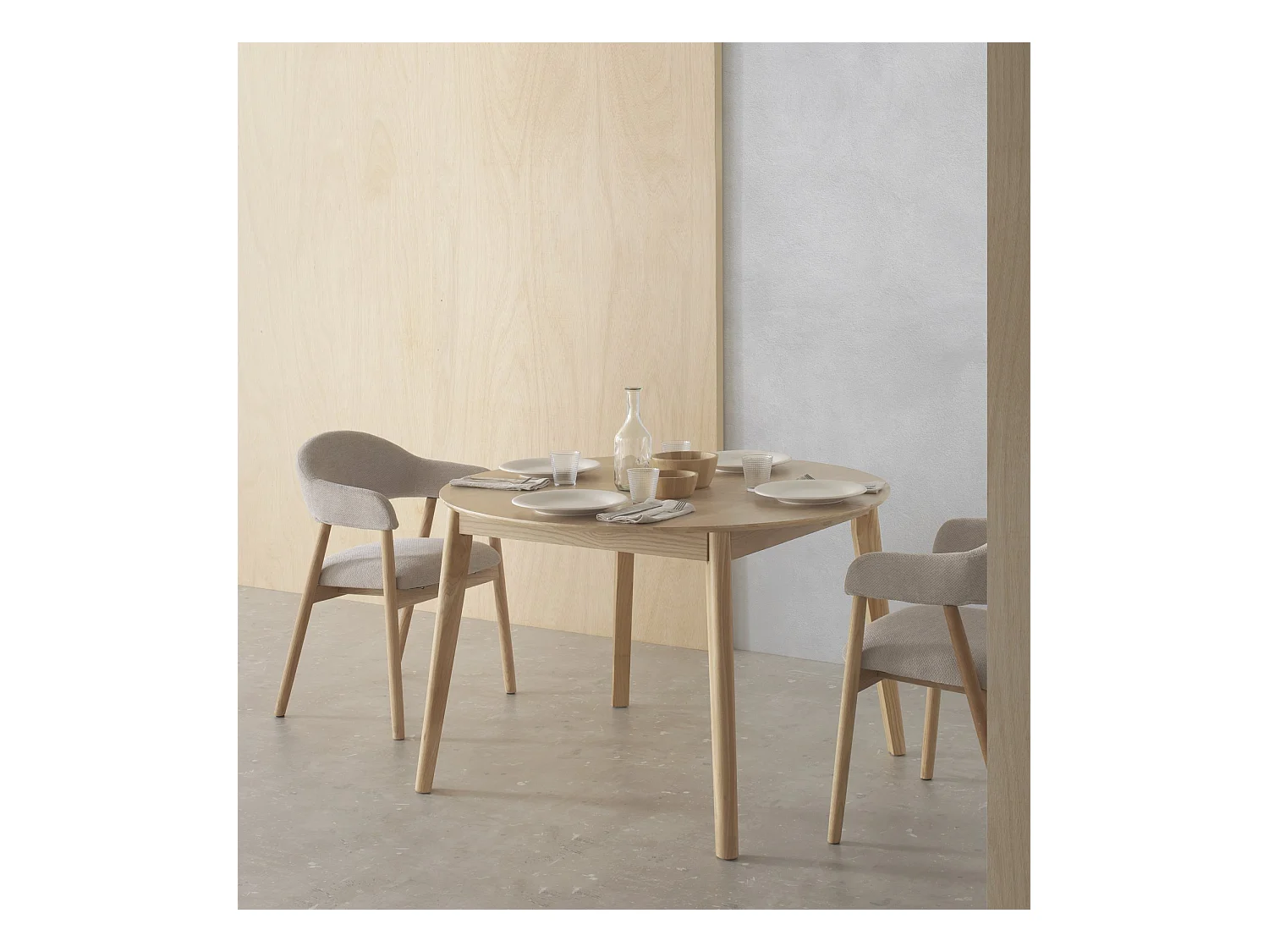 Ausziehbarer Tisch, 120/150, mit Hevea-Beinen und Eichenfurnierplatte