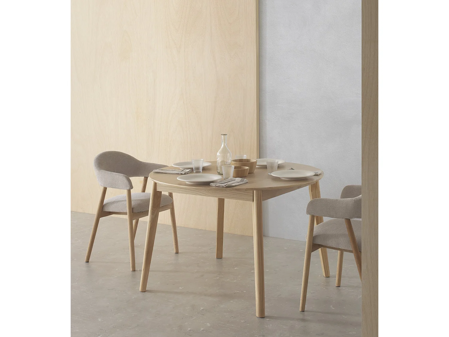 Tavolo 120/150 con gambe in hevea con piano impiallacciato in rovere