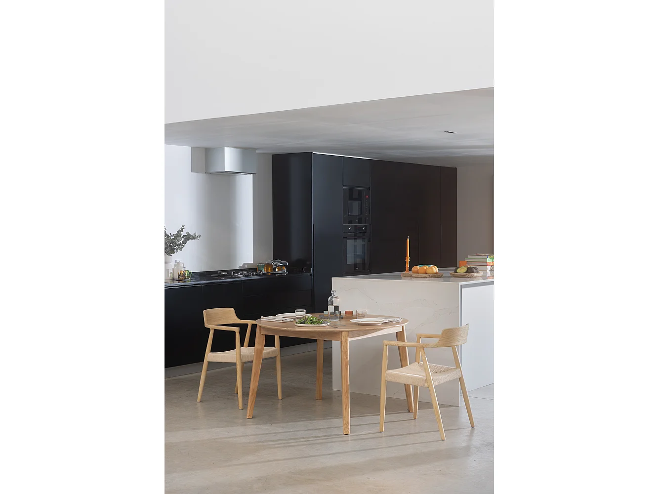 Table extensible 120/150 avec pieds en hévéa et plateau plaqué chêne