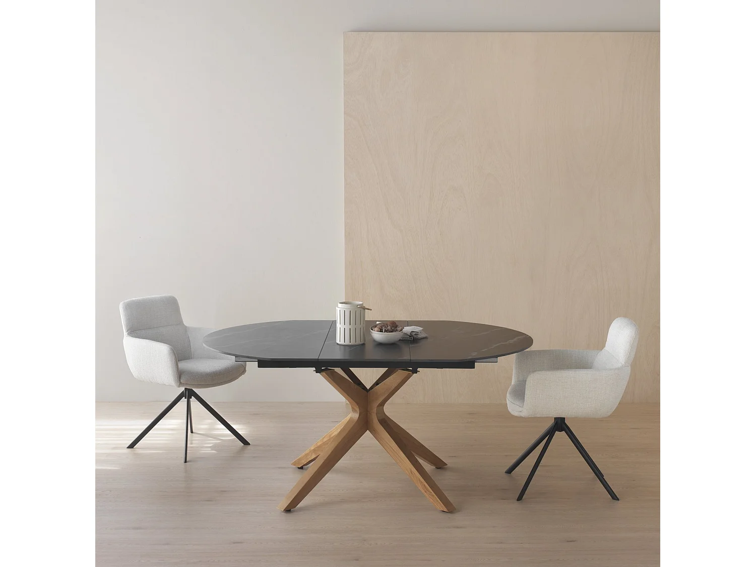 Uitschuifbare tafel 120/160x90 met eikenhouten poot en zwart keramisch blad