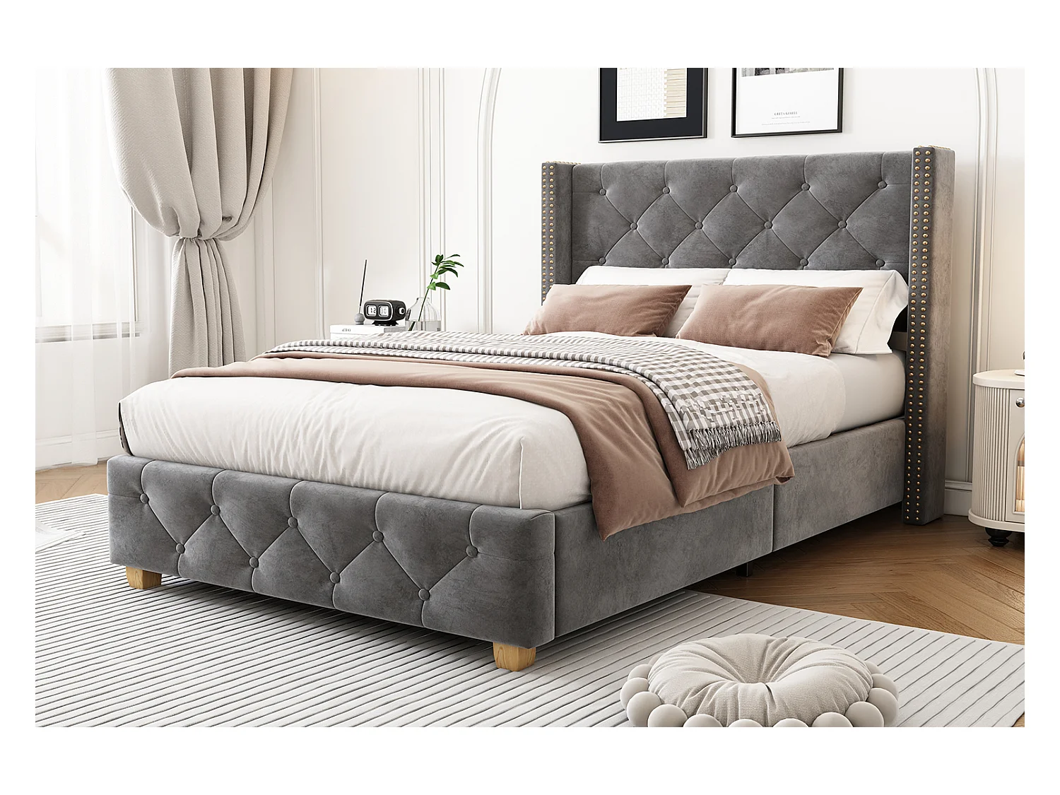 Cama 90x200 cm com estrado e cabeceira capitonê com botões e tachas, em veludo cinza (sem colchão)