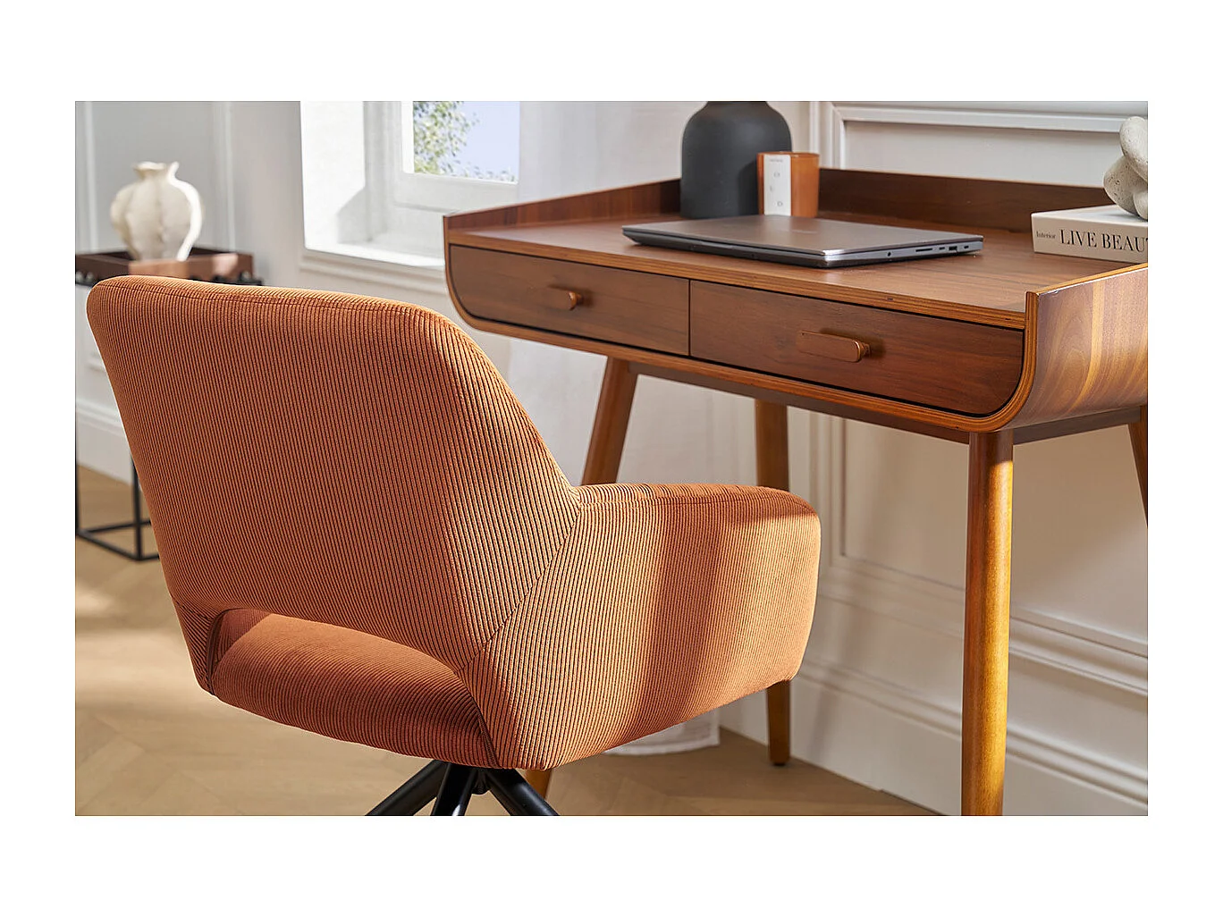 360° Drehstuhl aus gekörntem Samt in Terra Brulée und schwarzem Metall LAURETTE