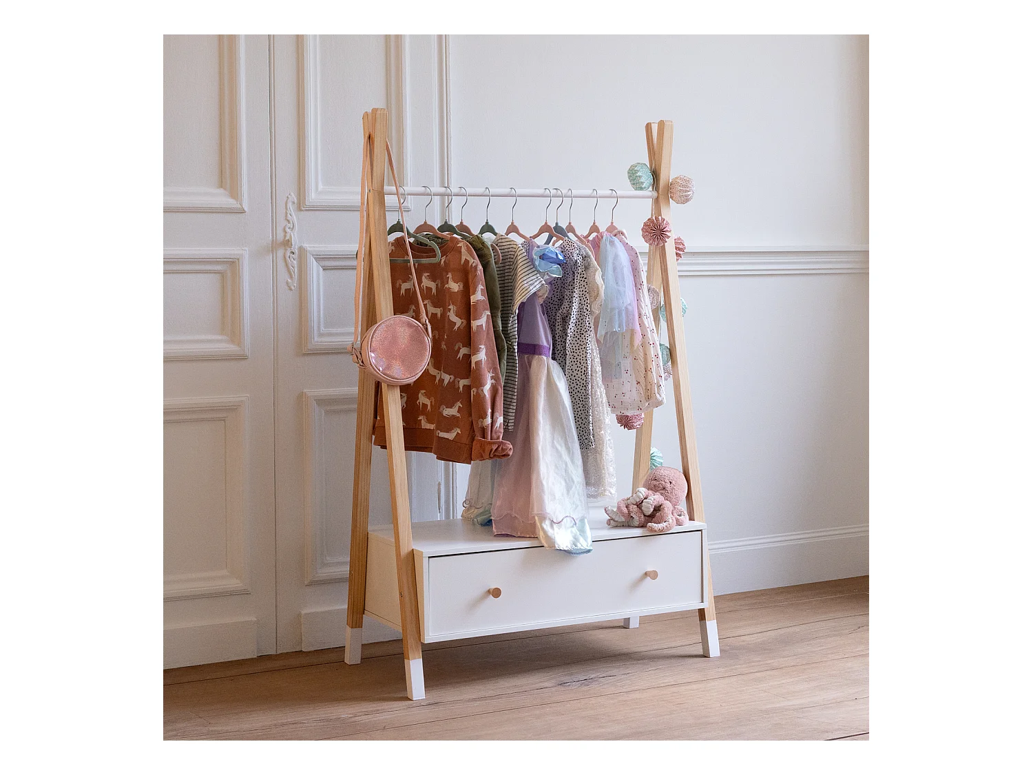 Roupeiro infantil de madeira e branco com gaveta LOU