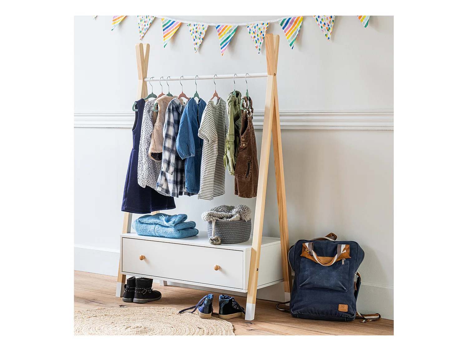 Roupeiro infantil de madeira e branco com gaveta LOU