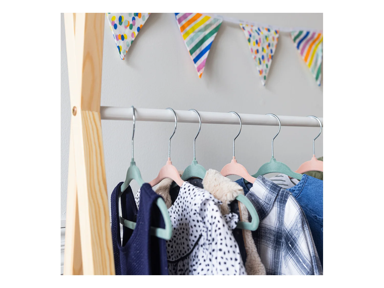 Roupeiro infantil de madeira e branco com gaveta LOU