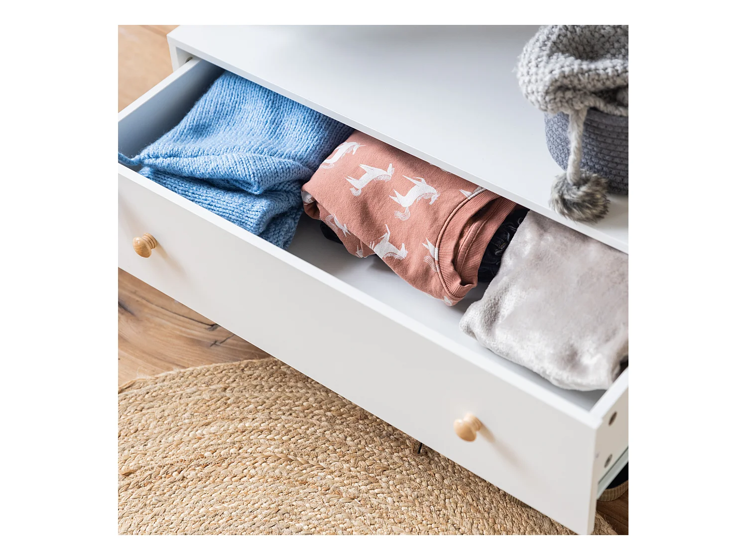 Roupeiro infantil de madeira e branco com gaveta LOU